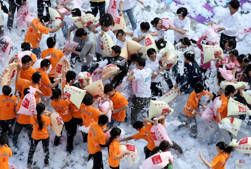 东莞300外来工参加“枕头大战” 释放工作压力