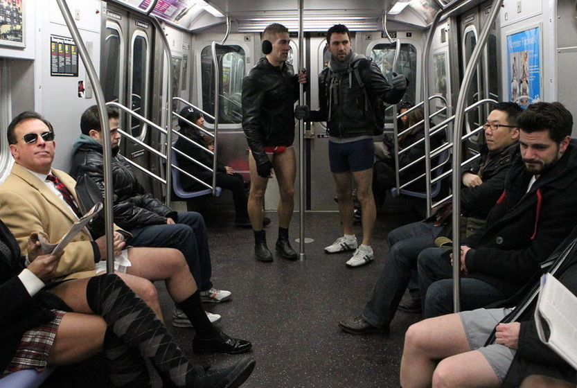 纽约地铁内举行无裤日活动