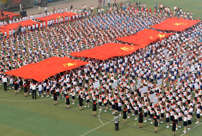 太原2000余名小学生唱红歌迎六一