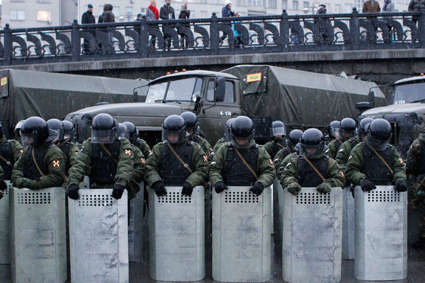 12月10日,莫斯科,防暴警察在沼泽广场警戒.