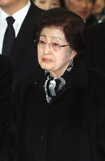 12月26日,李姬镐从韩国坡州启程前往朝鲜吊唁金正日.