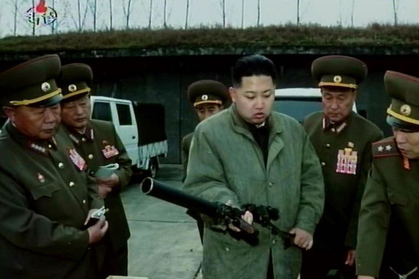 朝鲜播放金正恩骑马开坦克录像