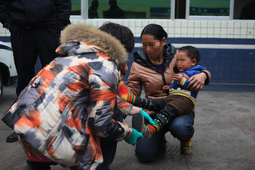 1月12日,西安铁路公安处西安车站派出所,民警正在对嫌疑人的小孩进行