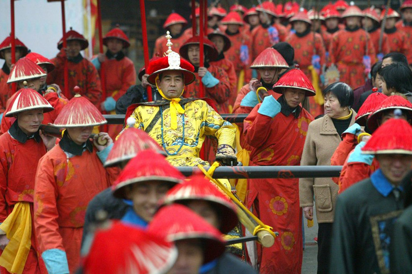 既然是"真龙天子",那么皇帝着龙袍龙靴,出入坐龙辇,生龙子龙孙也就是