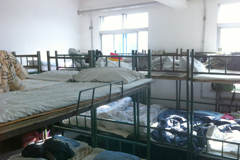 2月1日中午,辽宁鞍山的补课点宿舍内,一间10余平米的宿舍内挤满了近20