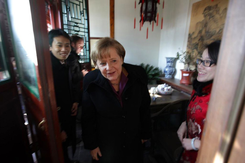 2012年2月2号，德国总理默克尔抵达北京，开始对中国进行为期三天的正式访问，忙里抽闲参观了北京南锣鼓巷文化街。 Kay Nietfeld/东方IC  _美国领导人访华“亲民秀”一览