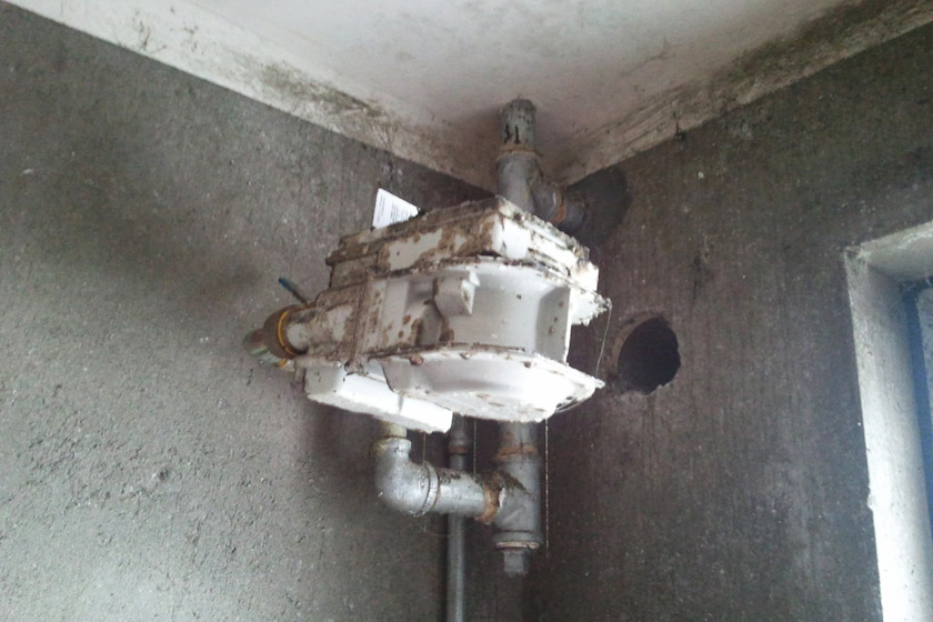 私接天然气给鱼取暖 一家五口被闷死