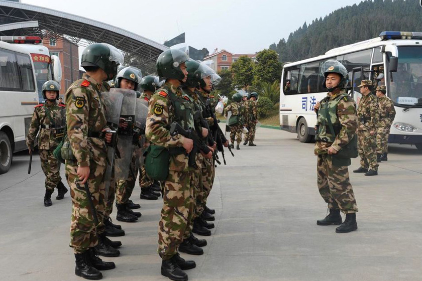 2月14日,四川省成都市,全副武装的武警负责转运服刑人员.