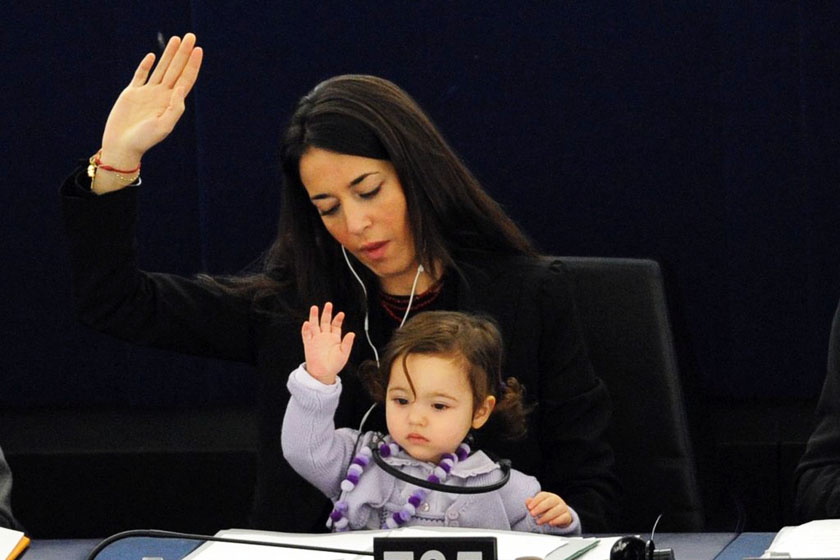 意大利女议员licia+ronzulli再度带着可爱的女儿