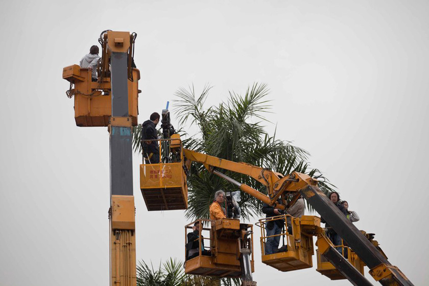 港媒守候特首候选人大宅 出动吊臂车拍摄_图片频道_财新网