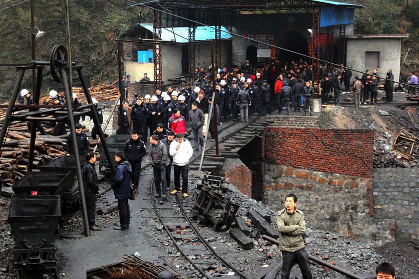2月16日,湖南省耒阳市南阳镇,大量当地居民和聚集在事故现场.