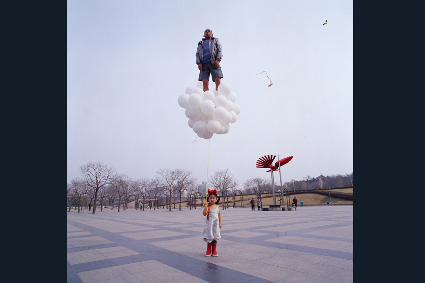 中国艺术家表演“失重”绝技_图片频道_财新网