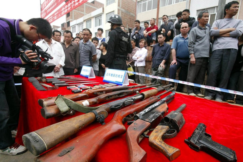 3月20日,广西南宁市,公安人员展示近几年缴获的枪支.