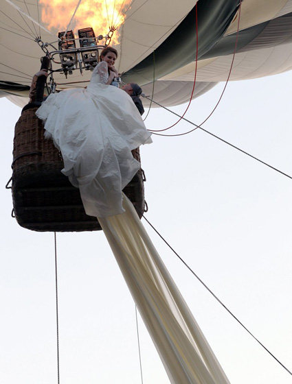 罗马尼亚模特展示3000米世界最长婚纱