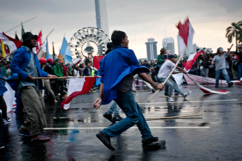 印尼各地超4万人游行抗议燃油涨价