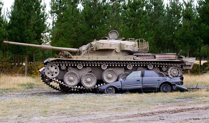 新西兰一公司推出开坦克碾汽车服务