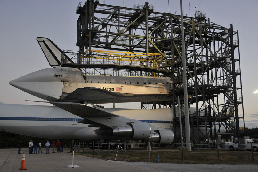 美“发现者”号航天飞机搭乘客机前往博物馆