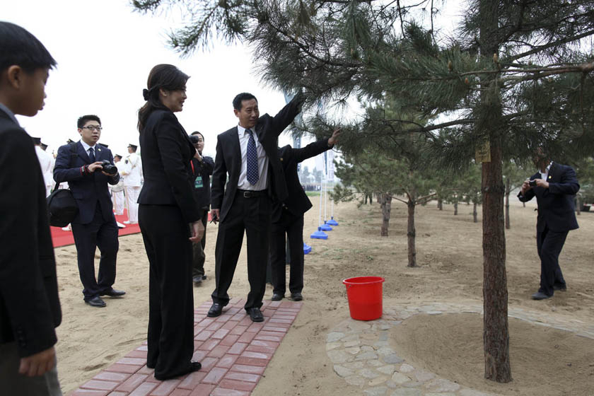 泰国总理英拉在北京种下中泰友谊树