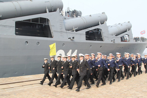 中俄黄海军演 两国官兵互相参观军舰