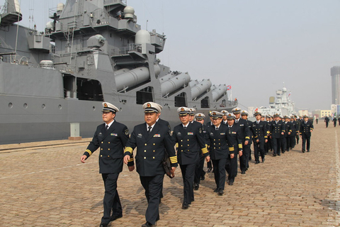 中俄黄海军演 两国官兵互相参观军舰