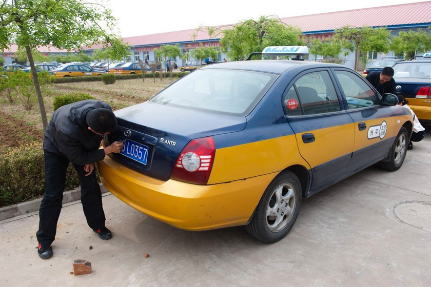 北京一出租车公司遭百余人打砸