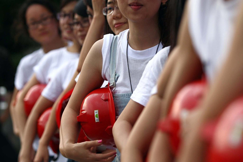 大学生拍"农民工版"毕业照