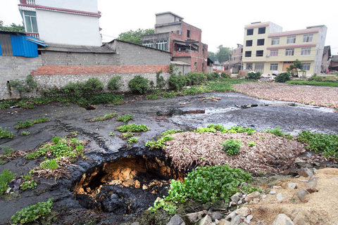  广西 柳州一村屯大面积塌陷_政经频道_财新网