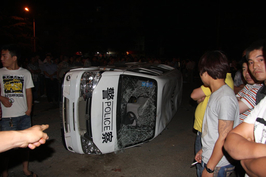警车疑二次碾压女童遭拦砸