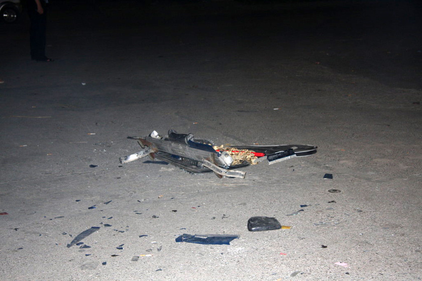 警车疑二次碾压女童遭拦砸