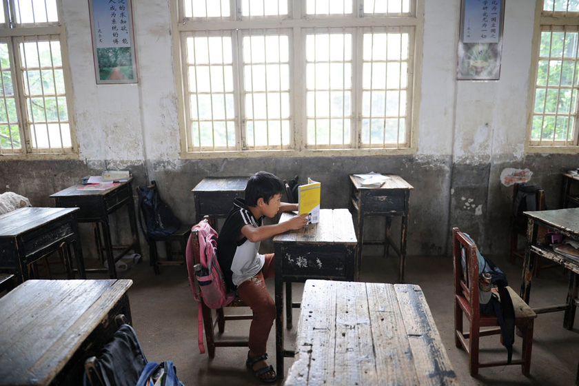 湖南株洲小学生躺在小学上午睡一都课桌温州市第鞋图片