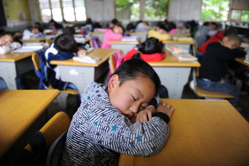 石镇砖桥学校小学生的午睡