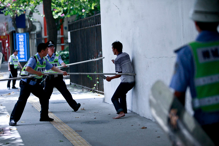 佛山警方用钢叉制伏“双刀男”_图片频道_财新网