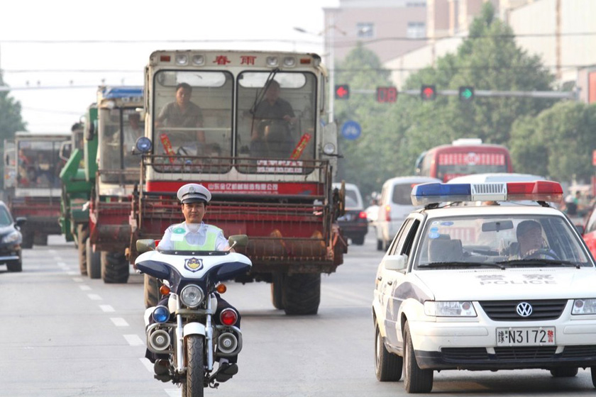 河南警车为南下收割机车队开道护航_图片频道_财新网