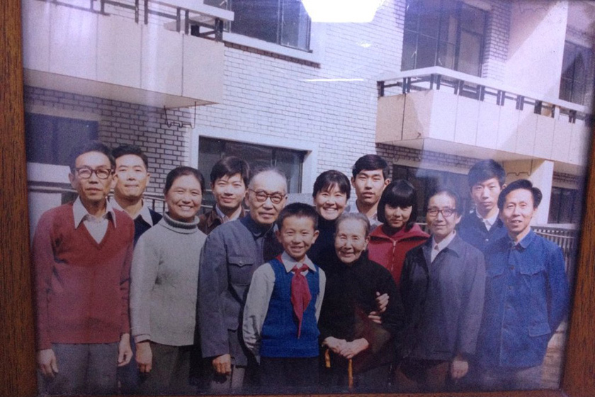 冰心墓碑遭孙子涂红漆污损