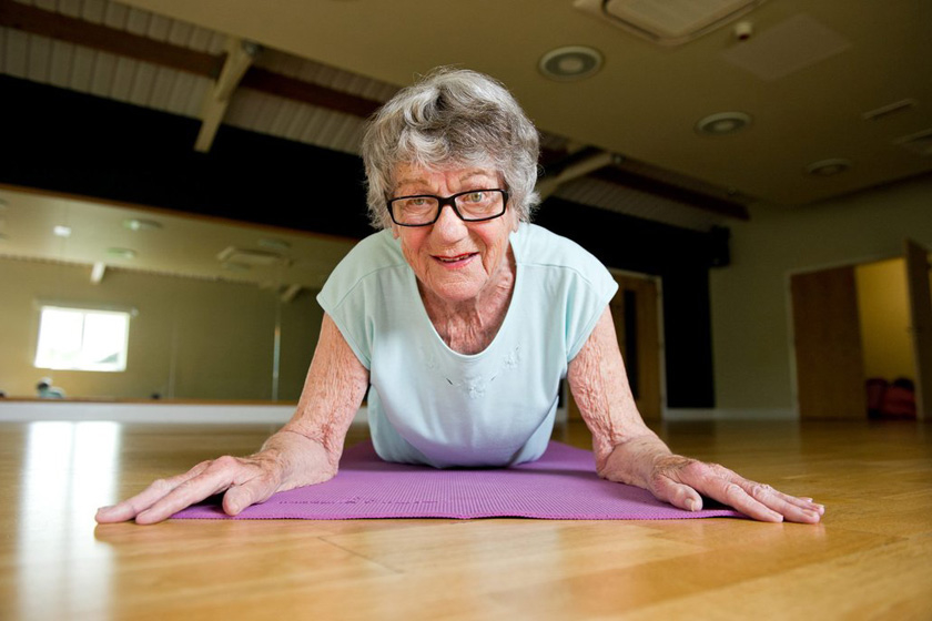 英国90岁老人高空跳伞 庆祝女王登基60周年