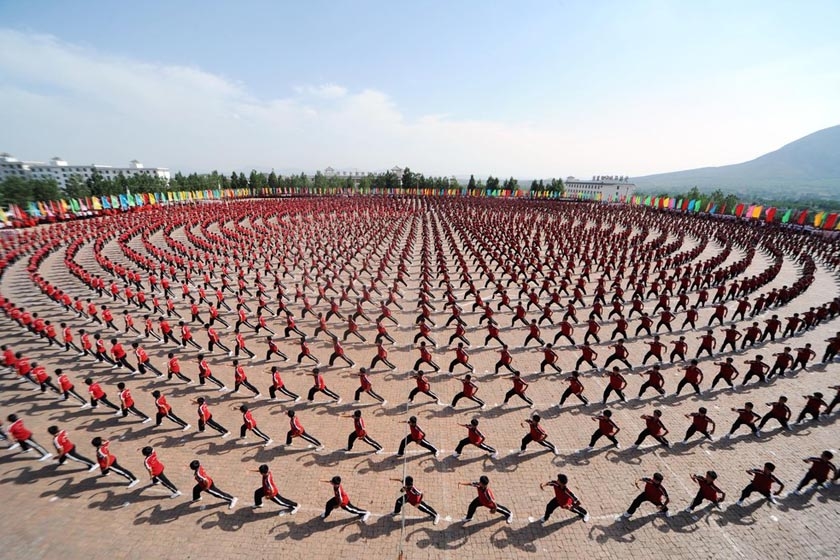 6月9日下午,登封少林寺塔沟武校举行万人武术表演.