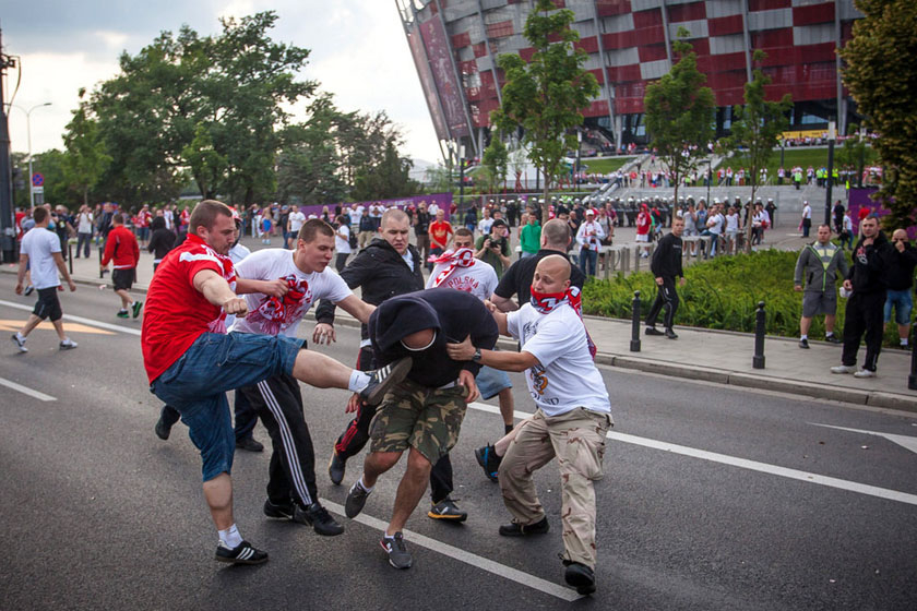 波兰俄罗斯球迷发生大规模冲突