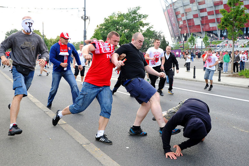 波兰俄罗斯球迷发生大规模冲突