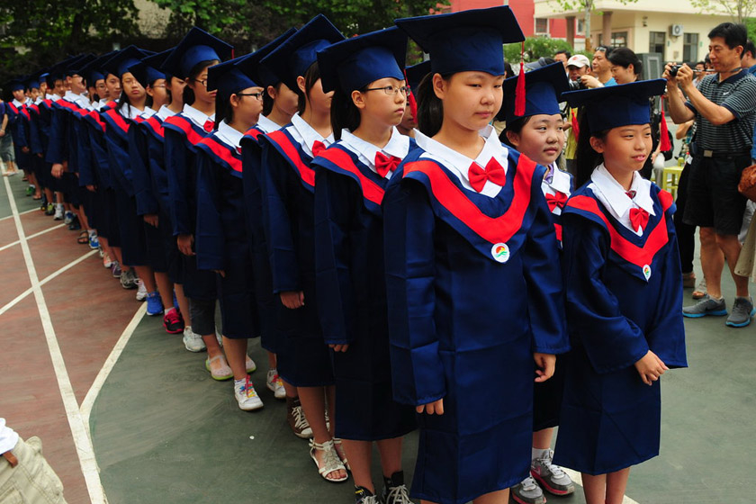 小学生穿学位服参加毕业典礼