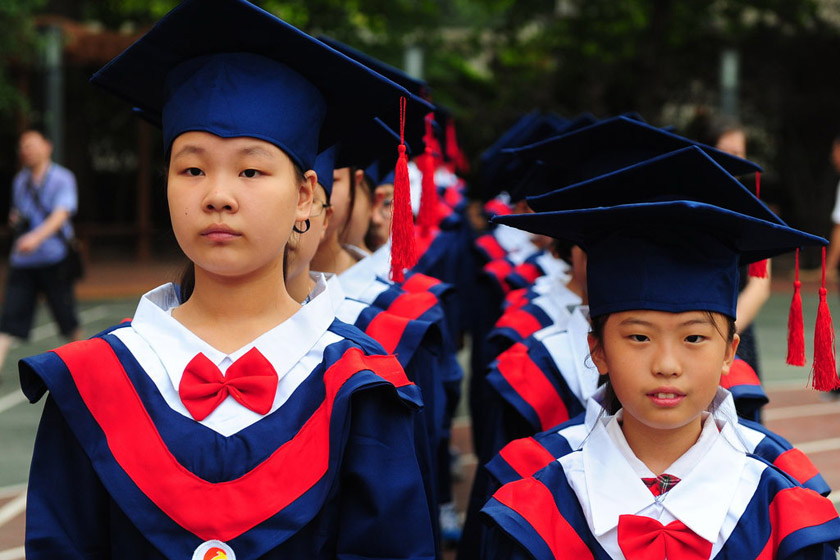 小学生穿学位服参加毕业典礼