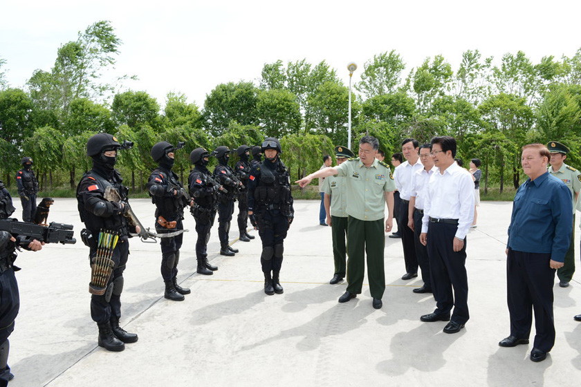 张春贤考察反恐部队_图片频道_财新网