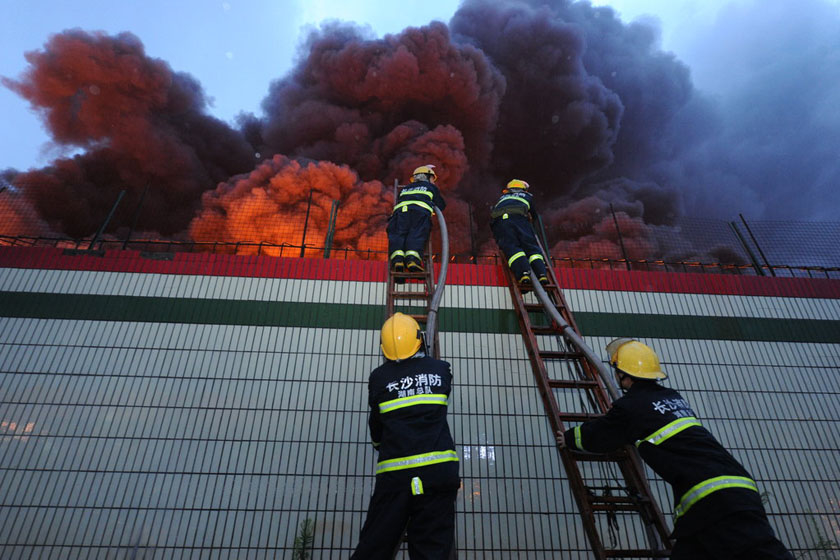 7月16日,长沙,消防队员在火灾现场救援. cfp_长沙旺旺食品厂发生大火