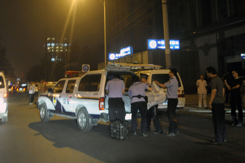 一男子在呼家楼地铁站b口持刀劫持