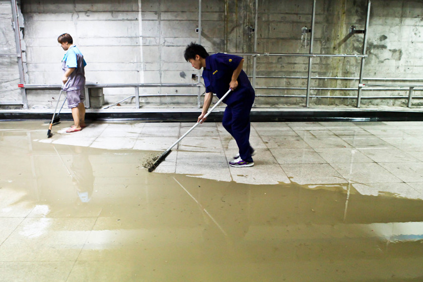 上海地铁8号线车站遭遇水淹