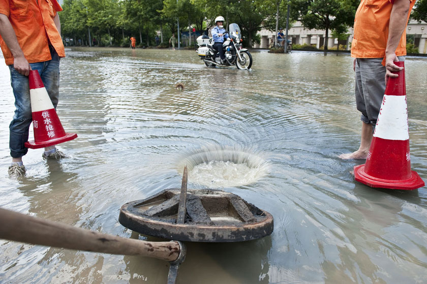 杭州一路口水管爆裂 积水最深达30厘米
