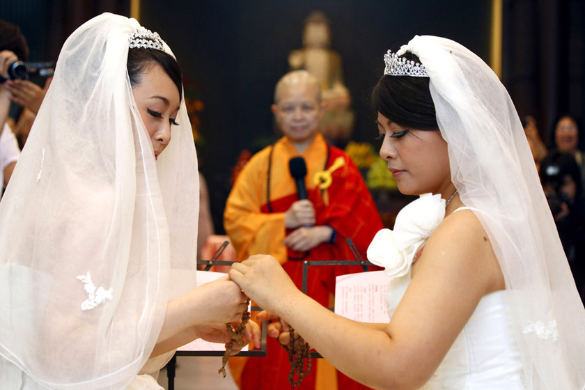 8月11日,台湾桃园,同为佛教徒的女同性恋情侣美瑜(右)和雅婷依照传统