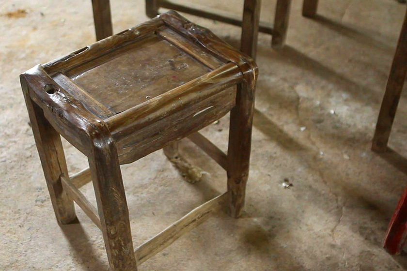 湖北麻城市3000多农村小学生自带课桌上学_图片频道_财新网