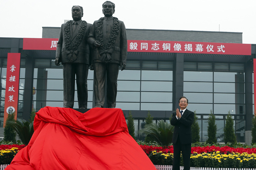 总理温家宝来到位于北京市昌平区的外交学院新校区