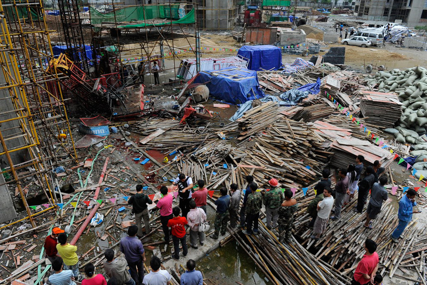 武汉一工地载人升降机坠落造成19人死亡