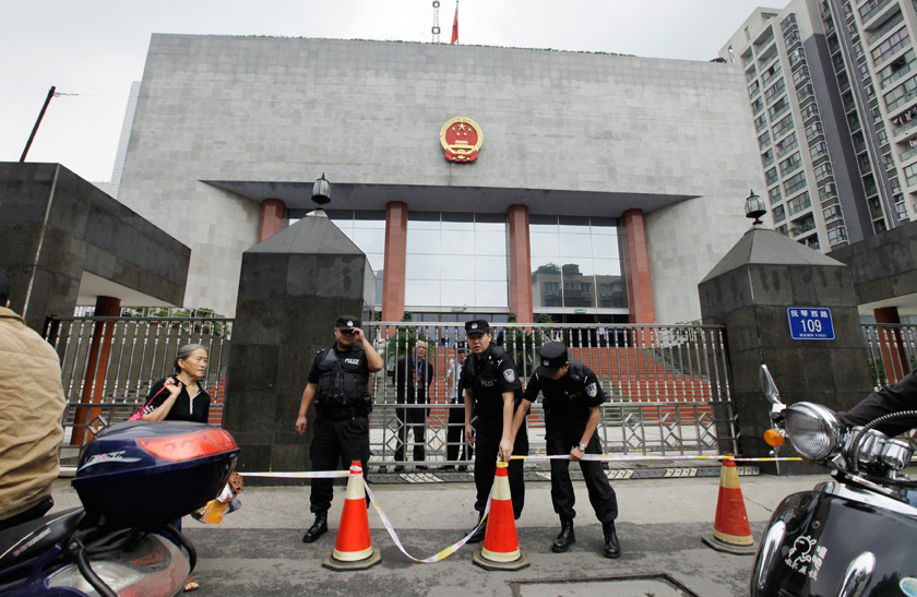 9月17日,四川省成都市中级人民法院外,警察设置警戒线.